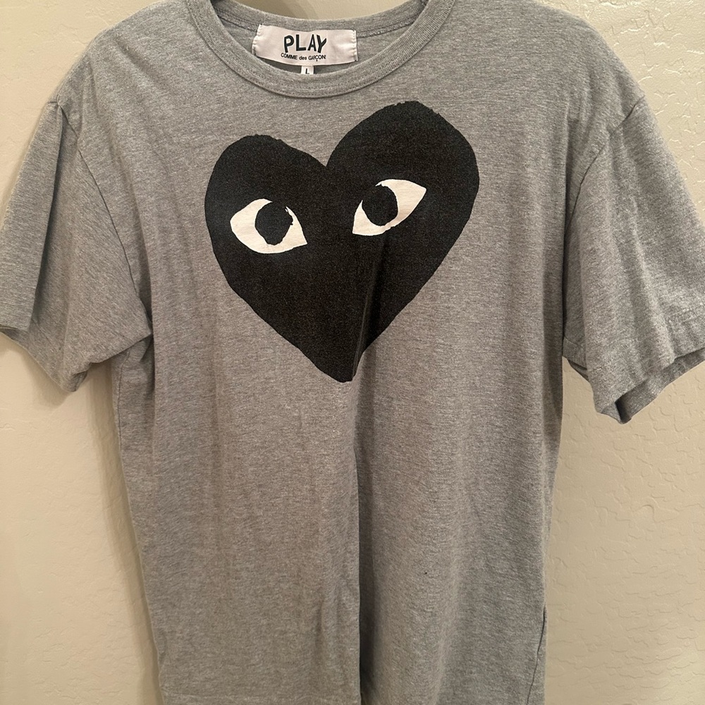 COMME DES GARÇON PLAY - LOGO GRAPHIC TEE Size L